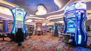 555 slots ကတ်ဂိမ်း ဒိုင်နှင့် ကစားသူ ကတ်ကိုင်ထားသောမြင်ကွင်း