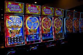 555 slots အွန်လိုင်း စလော့ ကစားနည်း မြန်မာ ကစားသူ Spin